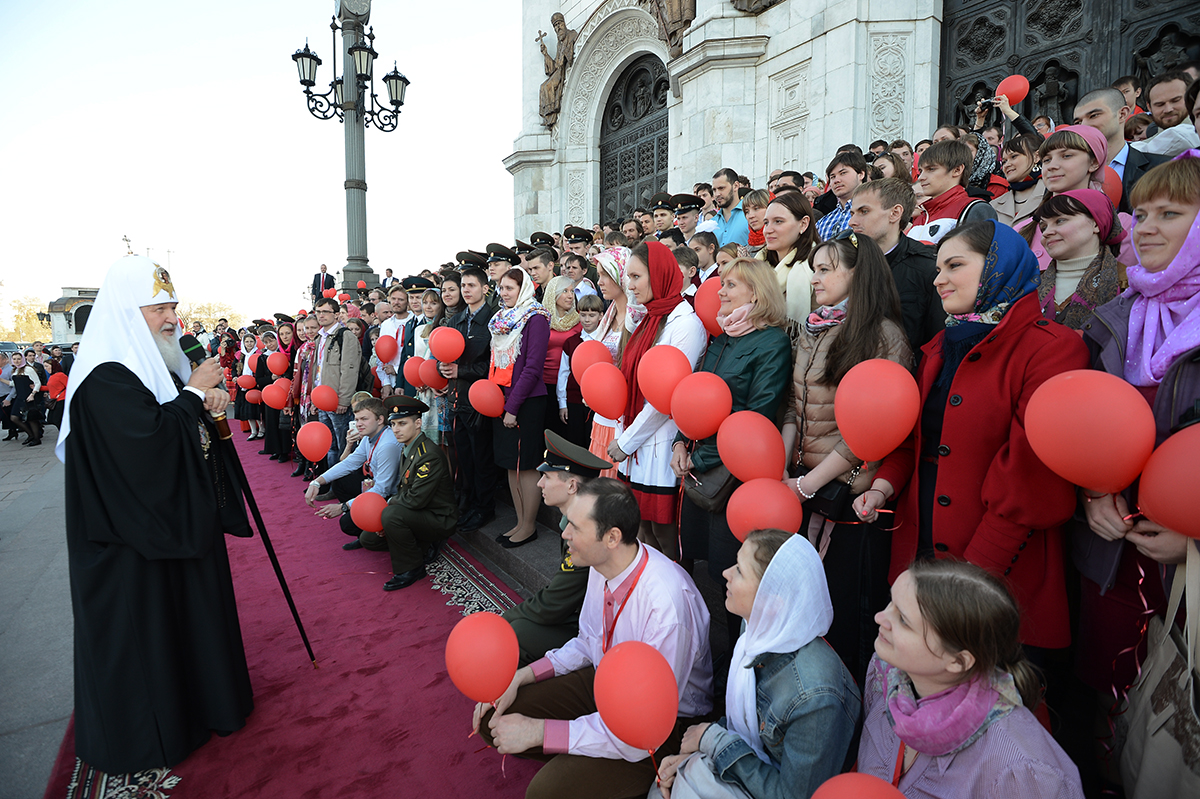 Поздравление православной молодежью Святейшего Патриарха Кирилла в праздник Пасхи