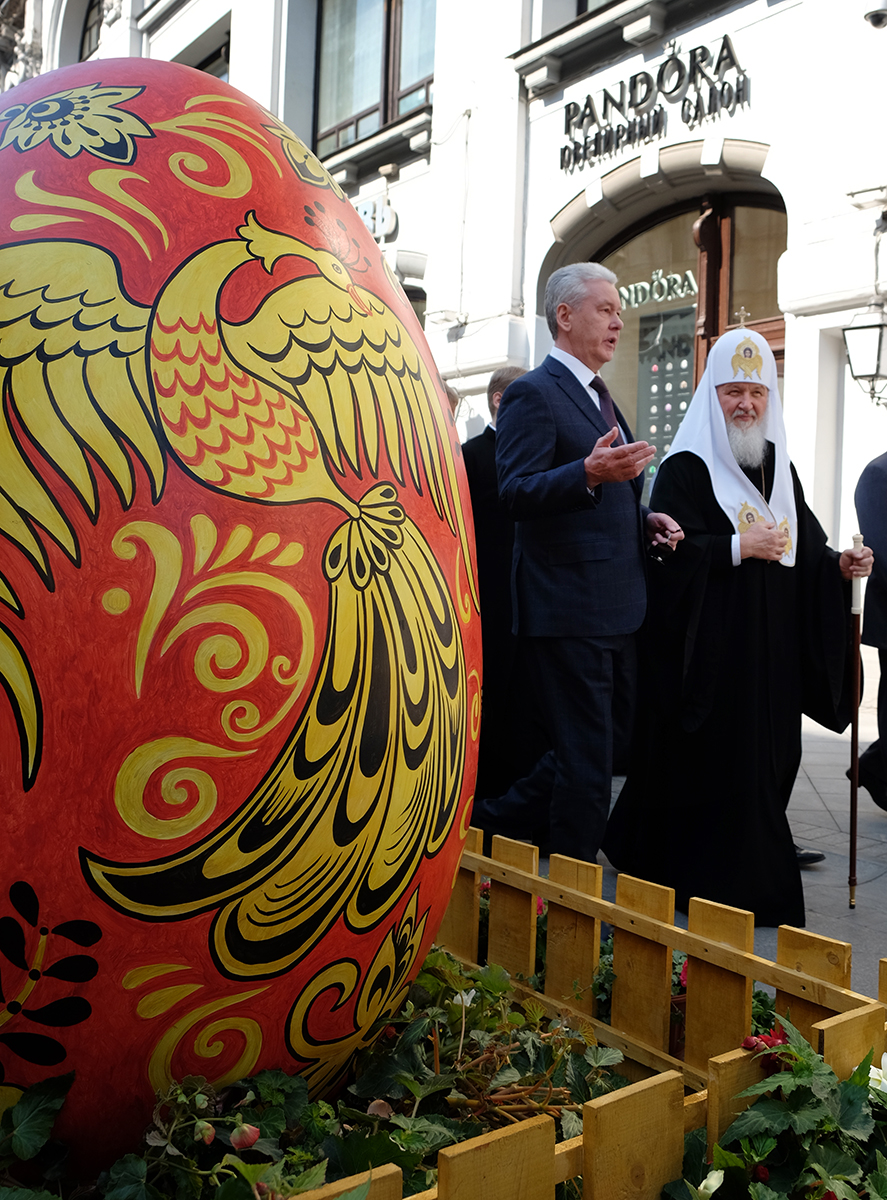 Посещение Святейшим Патриархом Кириллом ярмарки «Пасхальный дар» на Никольской улице в Москве