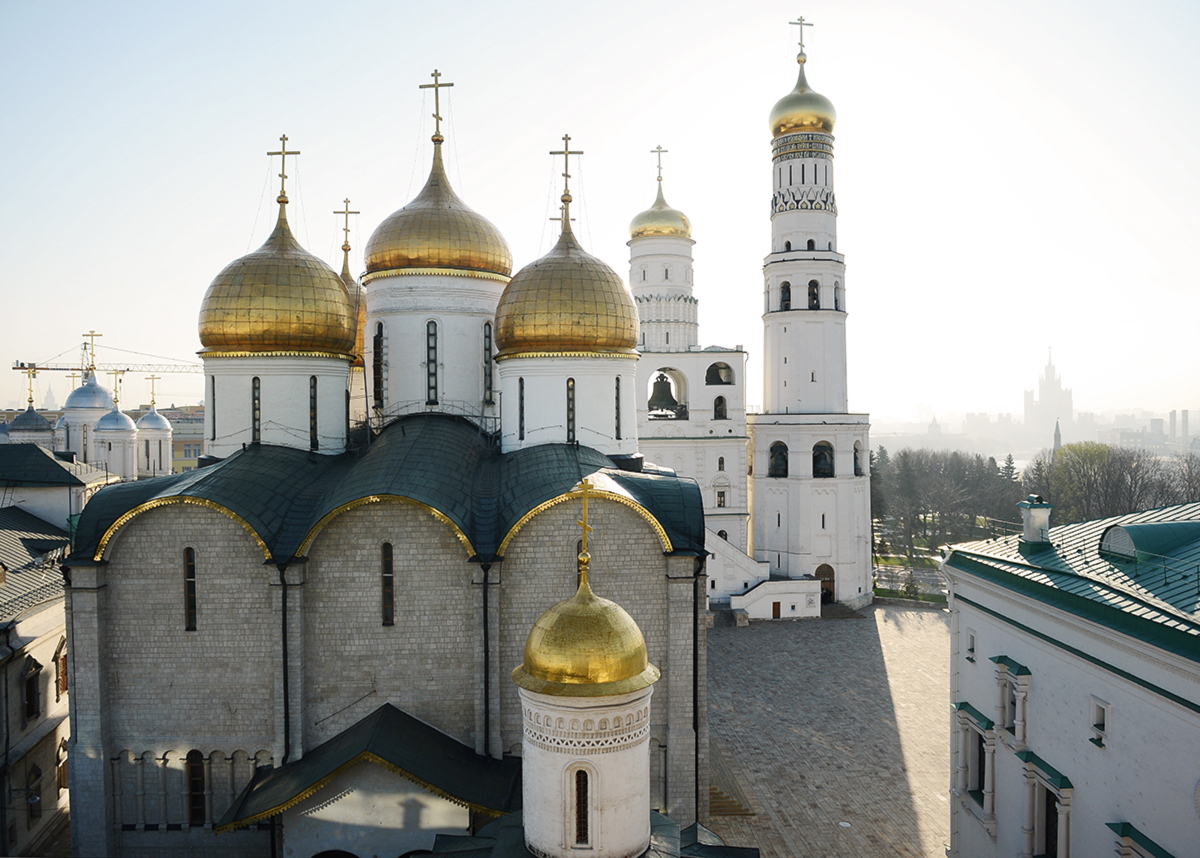 Slujirea Patriarhului în ziua de luni a Săptămânii Luminate la catedrala „Adormirea Maicii Domnului” în Kremlin, or. Moscova
