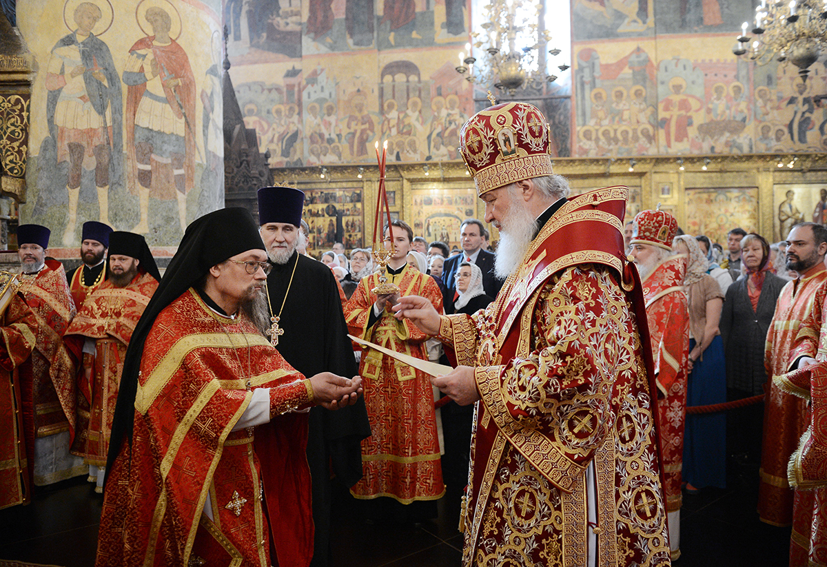 Slujirea Patriarhului în ziua de luni a Săptămânii Luminate la catedrala „Adormirea Maicii Domnului” în Kremlin, or. Moscova