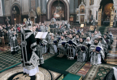 În miercurea mare Preafericitul Patriarh Chiril a oficiat Liturghia Darurilor Înainte Sfinţite la catedrala „Hristos Mântuitorul” şi a decorat mai mulţi clerici ai or. Moscova cu distincţii bisericeşti