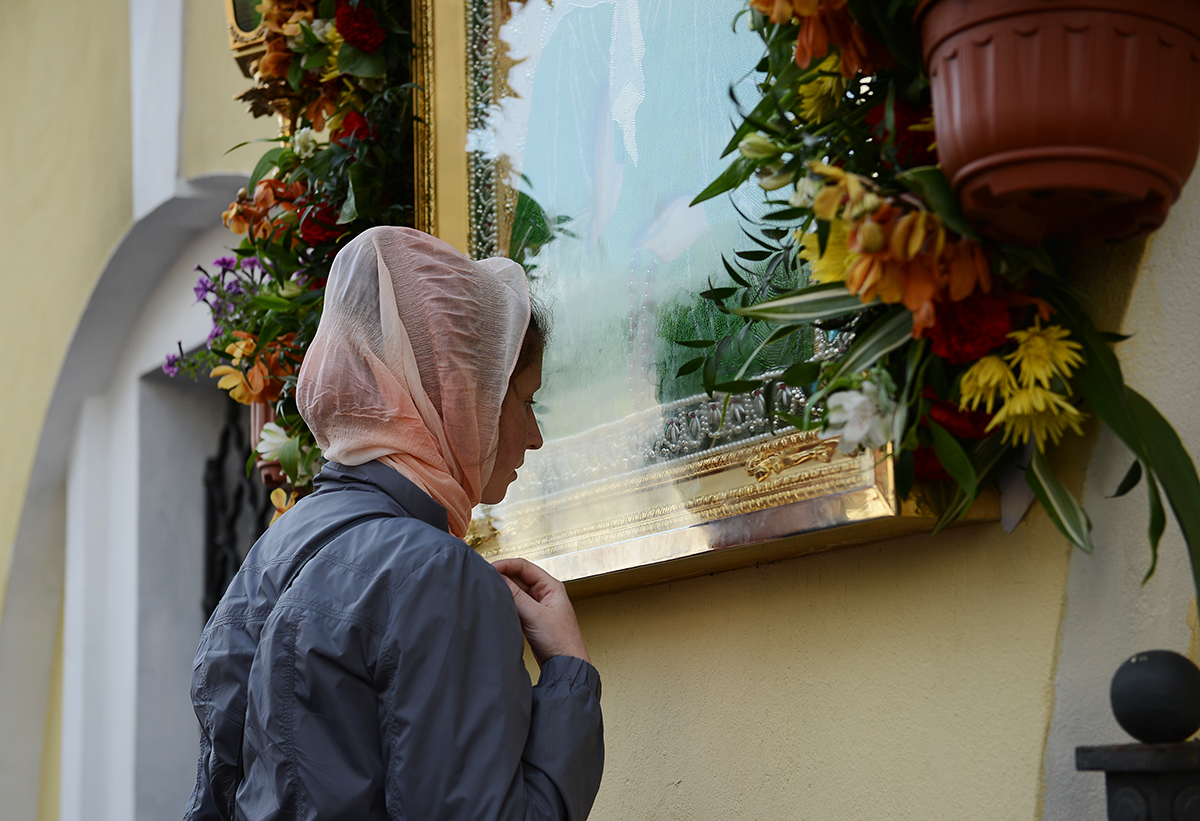 Патріарше служіння в 15-ту річницю канонізації блаженної Матрони Московської в Покровському монастирі м. Москви