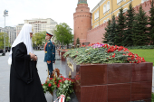 În ajunul sărbătoririi Zilei Victoriei Preafericitul Patriarh Chiril a depus o coroană de flori la mormântul Ostașului necunoscut lângă zidul Kremlinului