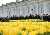 Depunerea coroanei de flori la mormântul Ostașului necunoscut lângă zidul Kremlinului în ajunul sărbătoririi Zilei Victoriei