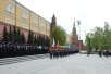 Depunerea coroanei de flori la mormântul Ostașului necunoscut lângă zidul Kremlinului în ajunul sărbătoririi Zilei Victoriei