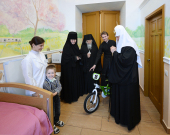 Предстоятель Русской Церкви посетил детское паллиативное отделение и Елизаветинский детский дом при Марфо-Мариинской обители