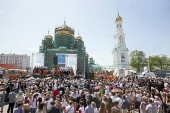 На Соборной площади г. Ростова-на-Дону многочисленные горожане пропели многолетие Святейшему Патриарху Кириллу