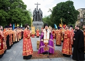 У день пам'яті святих рівноапостольних Мефодія і Кирила на Слов'янській площі в Москві було звершено молебень