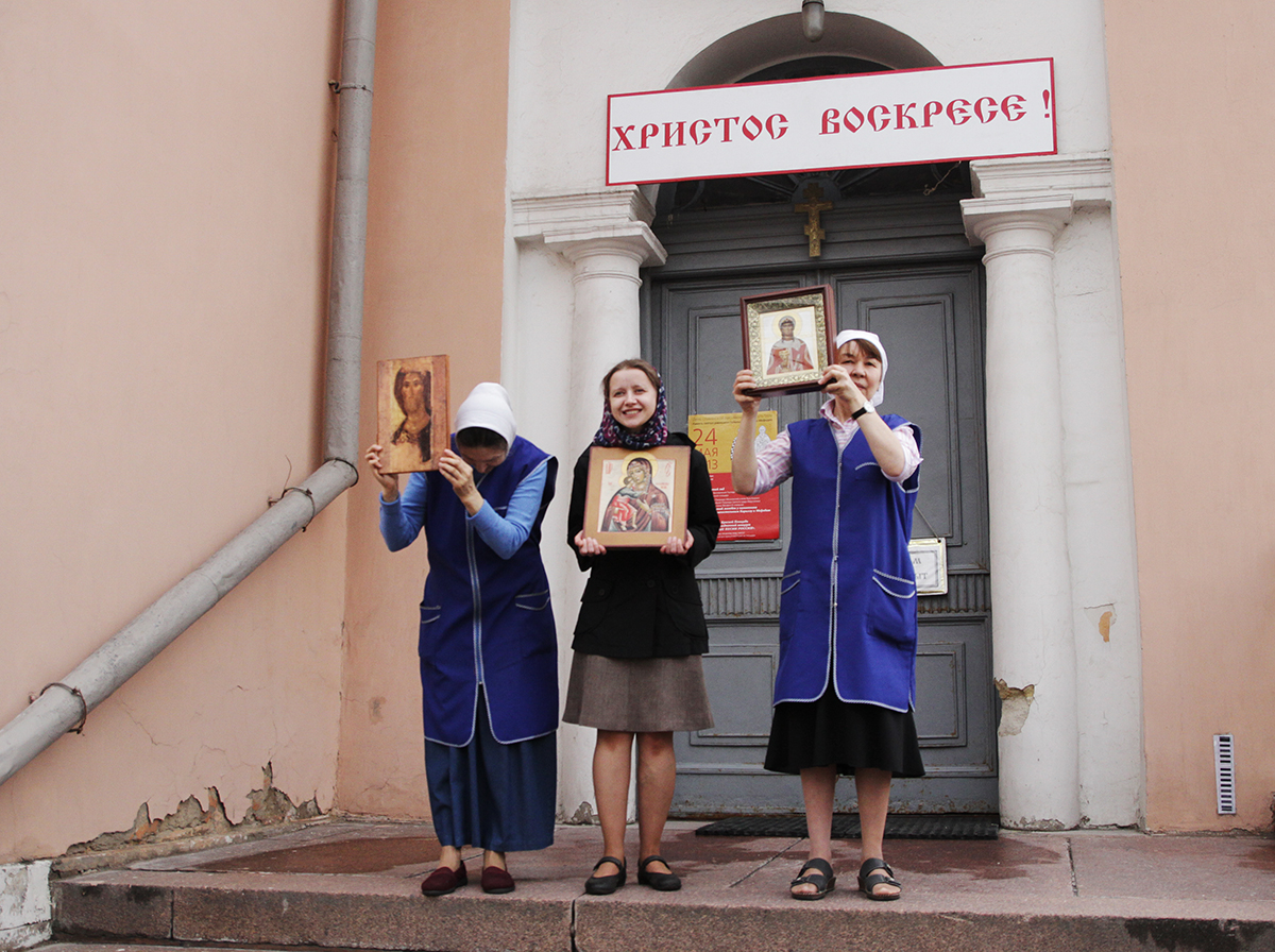 Молебен у памятника святым равноапостольным Кириллу и Мефодию в Москве в День славянской письменности и культуры