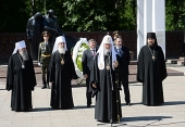 Vizita Patriarhului la Mitropolia de Tobolsk. Depunerea coronei de flori la monumentul ”Memorie” în Tiumeni