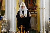 Membrii Sfântului Sinod înainte de începerea ședinței s-au rugat la litie pentru nou adormitul mitropolit al Kievului și al întregii Ucraine Vladimir