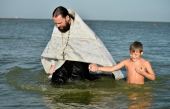 В день памяти святого князя Владимира в Азовском море было совершено Таинство Крещения