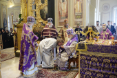 De sărbătoarea Înălțării Crucii Domnului Întâistătătorul Bisericii Ruse a oficiat rânduiala sfințirii bisericii moscovite în cinstea sfântului mucenic Clement, papă al Romei, și a condus Liturghia în biserica nou sfințită