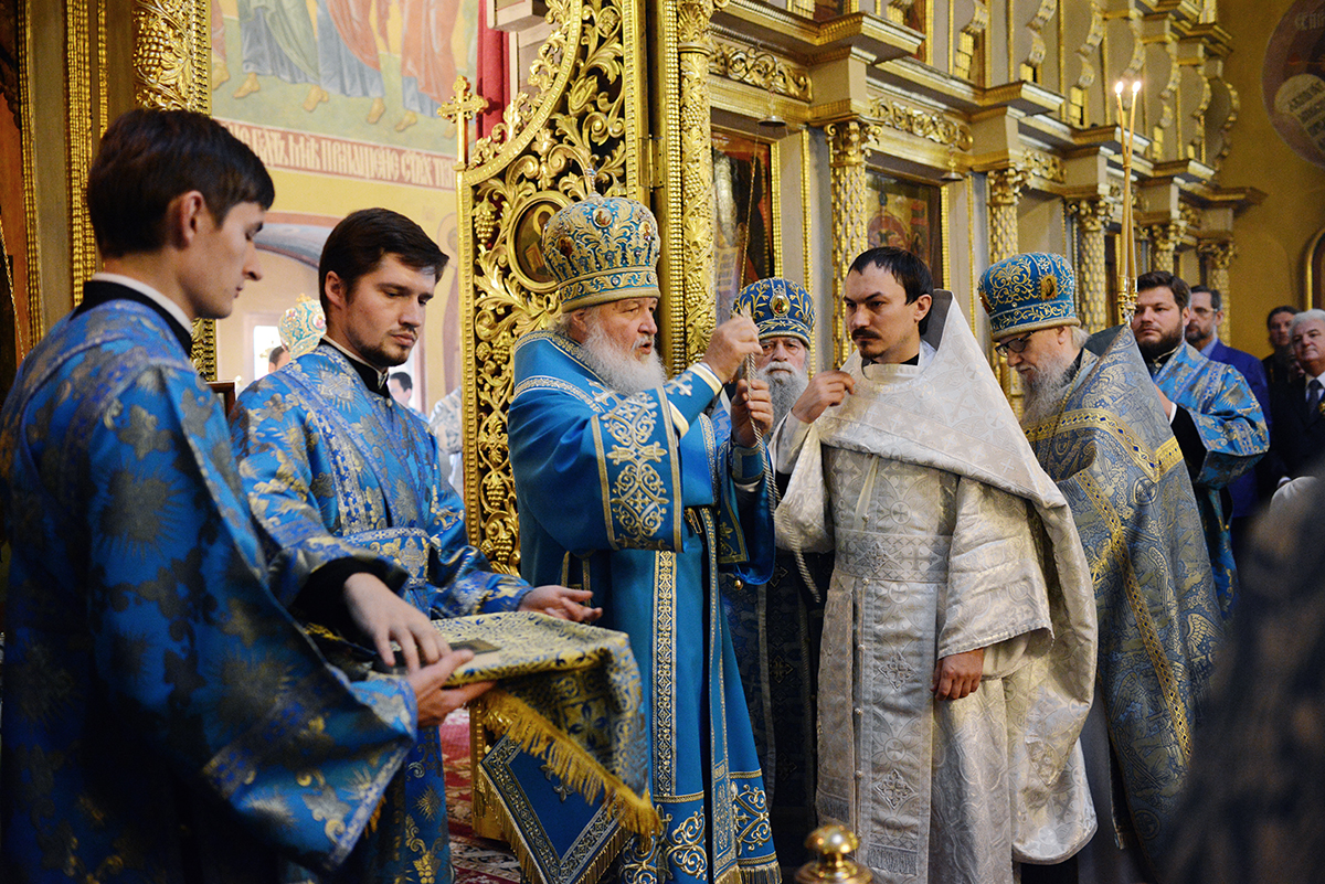 Slujirea Patriarhului de sărbătoarea Acoperământului Preasfintei Născătoare de Dumnezeu în paraclisul școlilor teologice din Moscova