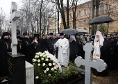 Preafericitul Patriarh Chiril a săvârșit litia pe mormântul mitropolitului Nicodim (Rotov) la cimitirul lavrei „Sfântul Alexandru Nevski”