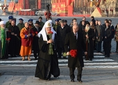 Святіший Патріарх Кирил взяв участь у церемонії покладання квітів до пам'ятника Кузьмі Мініну і Дмитрію Пожарському на Червоній площі