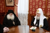 Preafericitul Patriarh Chiril s-a întâlnit cu starețul mănăstirii athonite „Sfântul Pavel” arhimandritul Parfenie