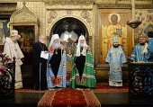 Slujirea Întâistătătorilor Bisericii Ortodoxe Ruse și Bisericii Ortodoxe în America la catedrala „Adormirea Maicii Domnului” în Kremlinul Moscovei de sărbătoarea Intrarea în biserică a Preasfintei Născătoare de Dumnezeu