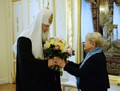 Preafericitul Patriarh Chiril a decorat-o pe A.N. Pahmutova cu ordinul sfintei întocmai cu apostolii cneaghina Olga de gradul I