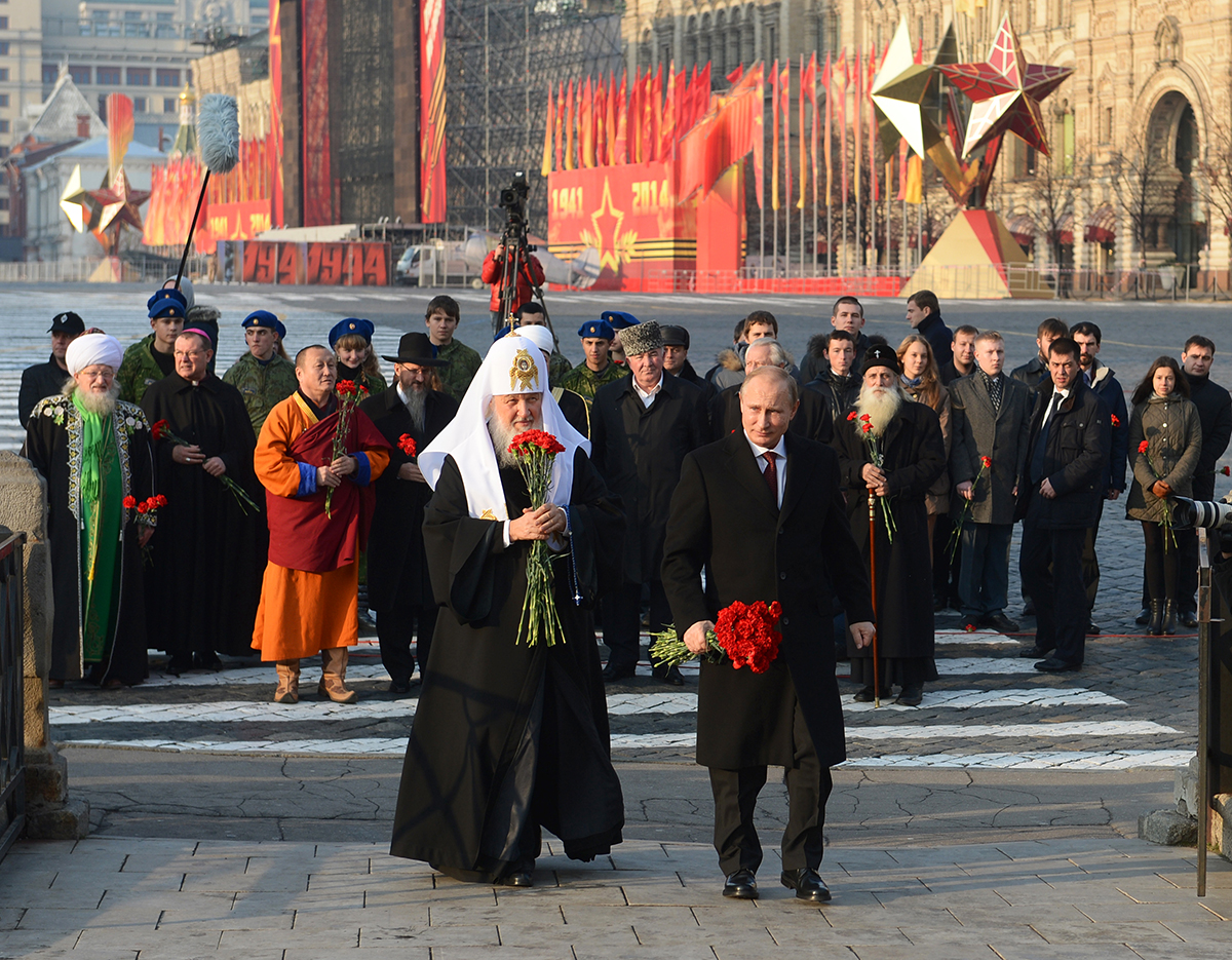 Церемония возложения цветов к памятнику Кузьме Минину и Дмитрию Пожарскому на Красной площади в Москве