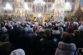 De ziua pomenirii sfântului ierarh al Moscovei Macarie mitropolitul de Krutitsy și Kolomna Iuvenalii a oficiat Liturghia la catedrala „Adormirea Maicii Domnului” în Kremlin, or. Moscova
