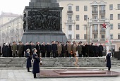 В День защитников Отечества Патриарший экзарх всея Беларуси принял участие в церемонии возложения венков к монументу Победы в Минске