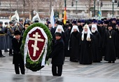 В День защитника Отечества Предстоятель Русской Церкви возложил венок к могиле Неизвестного солдата у Кремлевской стены