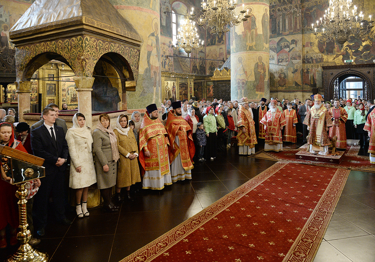 Slujirea Patriarhului în ziua de luni a Saptămânii Luminate la catedrala „Adormirea Maicii Domnului” în Kremlin, or. Moscova