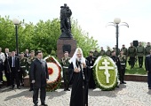 Святейший Патриарх Кирилл возложил венок к памятнику Воину-освободителю в Серпухове