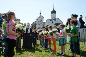 Святейший Патриарх Кирилл посетил традиционный детский праздник в Переделкино и передал трем детским домам подарочные сертификаты