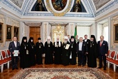 Preafericitul Patriarh Chiril a înmânat distincții bisericești unui grup de arhierei, locțiiitoare ale mănăstirilor de maici și ctitori