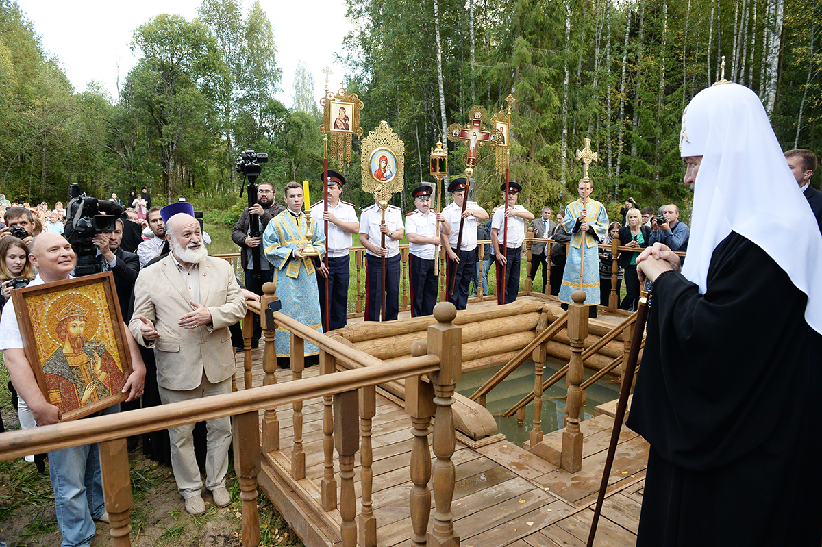 Vizita Patriarhului la Mitropolia Smolenskului. Vizitarea mănăstirii în cinstea sfântului cneaz Vladimir. Te Deum-ul la izvorul râului Nipru