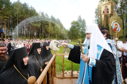 Святіший Патріарх Кирил освятив Володимирський храм в монастирі на витоку Дніпра
