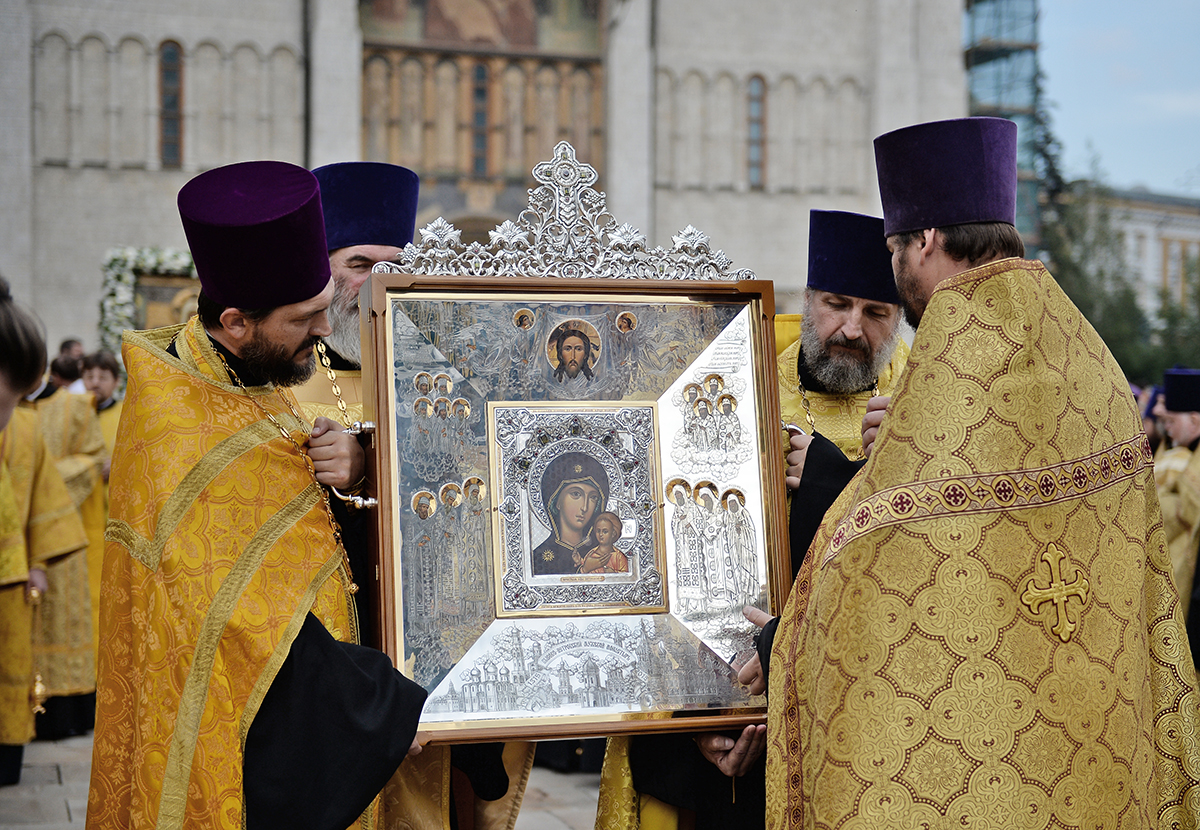Крестный ход, посвященный 700-летию начала служения в Москве святителя Петра, первого митрополита Московского
