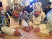 Întâistătătorul Bisericii Ortodoxe din Ucraina în coslujire cu arhierei din Rusia și Georgia a oficiat sfințirea bisericii în cinstea icoanei Maicii Domnului „Iverskaia”