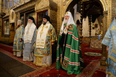 De sărbătoarea icoanei Maicii Domnului de Kazan Întâistătătorul Bisericii Ortodoxe Ruse a oficiat Liturghia la catedrala „Adormirea Maicii Domnului” din Kremlin, or. Moscova