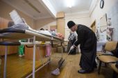 Глава Рязанской митрополии принял участие в уборке палат в Рязанской больнице скорой помощи
