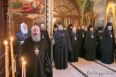 Архиереи Украинской Православной Церкви молились за Литургией в Киево-Печерской лавре перед началом Священного Синода и Собора епископов