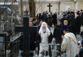 Святейший Патриарх Кирилл посетил Большеохтинское Георгиевское кладбище и Александро-Невскую лавру