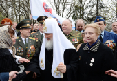 Святейший Патриарх Кирилл возложил цветы к мемориалу чернобыльцам на Поклонной горе в Москве