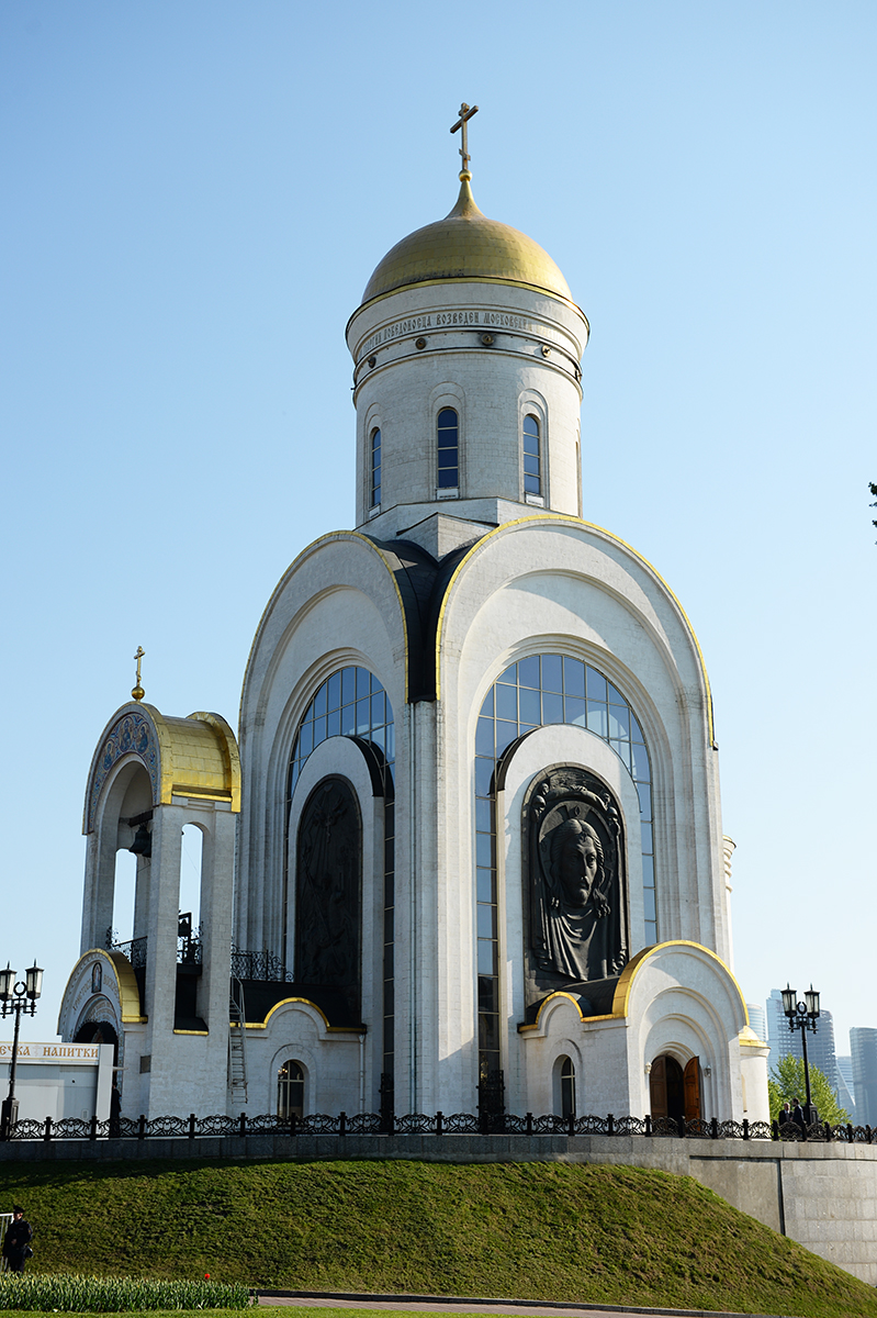 Slujirea Patriarhului de ziua pomenirii sfântului mare mucenic Gheorghe Purtătăroul de Biruință la biserica „Sfântul mare mucenic Gheorghe” pe colina Poklonnaya, or. Moscova