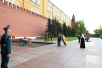 Depunerea coroanei de flori la mormântul Ostașului necunoscut lângă zidul Kremlinului