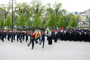 Святейший Патриарх Кирилл возложил венок к могиле Неизвестного солдата у Кремлевской стены