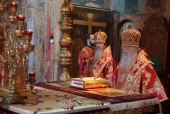 În Duminica sfintelor femei mironosițe mitropolitul de Krutitsy Iuvenalii a oficiat Liturghia la catedrala „Adormirea Maicii Domnului” din Kremlin, or. Moscova