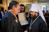 Mitropolitul de Volokolamsk Ilarion a înmânat distincția Patriarhului lui V.A. Nikonov, președintele Comitetului Dumei de Stat a Rusiei pentru învățământ