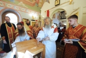Președintele Departamentului Sinodal pentru mănăstiri și monahism a sfințit biserica în cinstea sfinților Petru și Fevronia de la mănăstirea stavropighială „Acoperământul Maicii Domnului”