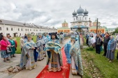 La serviciul divin festiv de la mănăstirea în cinstea Adormirii Preasfintei Născătoare de Dumnezeu, or. Tihvin, au luat parte oaspeți de la Bisericile Ortodoxe Locale