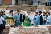 Sanctitatea Sa Patriarhul Chiril a oficiat rânduiala fondării catedralei pe locul aflării Icoanei Maicii Domnului din Kazan