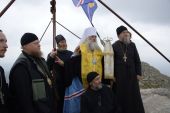 Глава Алтайской митрополии освятил крест на вершине Колыванского хребта