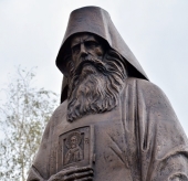 Памятник преподобному Силуану Афонскому установлен на его родине ― в селе Шовское Липецкой области